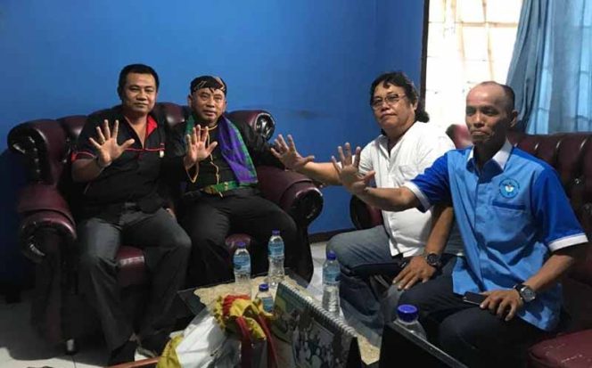 
					Wali Kota Bekasi, Rahmat Effendi pose bersama PWI Bekasi.