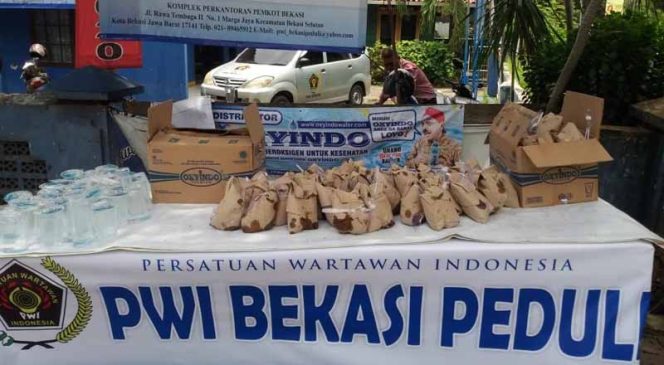 
					PWI Bekasi Peduli Bagikan Nasi Bungkus dan Air Meneral dalam Jumat Barokah