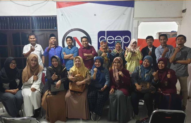 
					Diskusi panel dengan mengangkat tema 