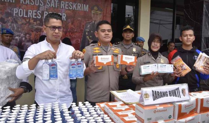 
					Satreskrim Polres Bogor mengamankan empat orang pelaku penimbunan masker dan sabun cair.