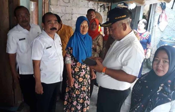 
					Wali Kota Bekasi, Rahmat Efendi mengecek langsung kondisi rumah Suwarni yang rusak.