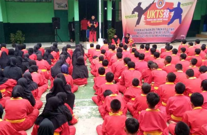 
					Suasana ujian kenaikan tingkat Perguruan Silat Tapak Suci Putra Muhammadiyah di SMP Muhammadiyah 26, Kelurahan Cinangka, Kecamatan Sawangan, Kota Depok.
