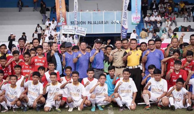 
					Kejuaraan sepakbola Wali Kota Cup ke-5 yang dipusatkan di lapangan outdoor GOR Pajajaran, Jalan Pemuda, Kota Bogor, Senin (9/3).