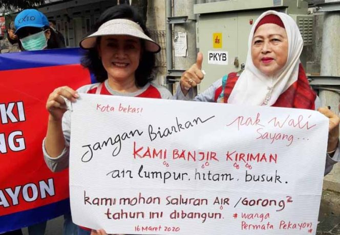 
					Protes warga Perumahan Permata, Kelurahan Pekayon Jaya, Kecamatan Bekasi Selatan.