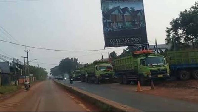 
					Ceceran tanah bekas perlintasan galian di Jalan Raya Kemang.