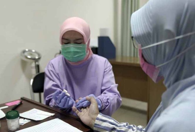 
					Kurang lebih 300 tenaga kesehatan RSHS Bandung ikuti tes covid-19.