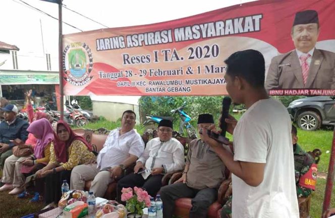 
					Ibnu Hajar Tanjung dari Fraksi Gerindra menyambut antusias warga dengan menerima masukan.
