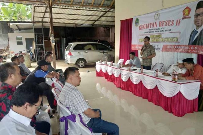 
					Kegiatan reses yang dilaksanakan anggota DPRD Provinsi Jawa Barat dari Partai Gerindra, Rizki Apriwijaya, Kamis (05/03).