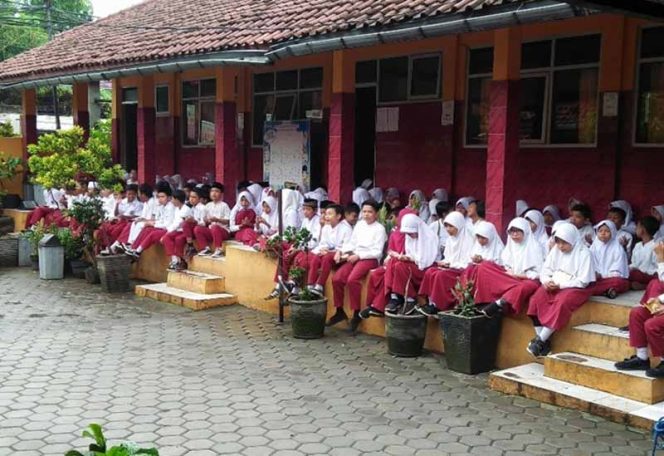 
					Siswa SDN Kedung Halan 1 saat melakukan doa sebelum masuk kelas.