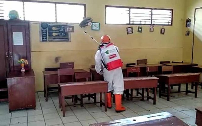 
					Petugas sedang menyemprotkan disinfektan di ruang kelas SDN Pasir Putih (Pasput) 01.