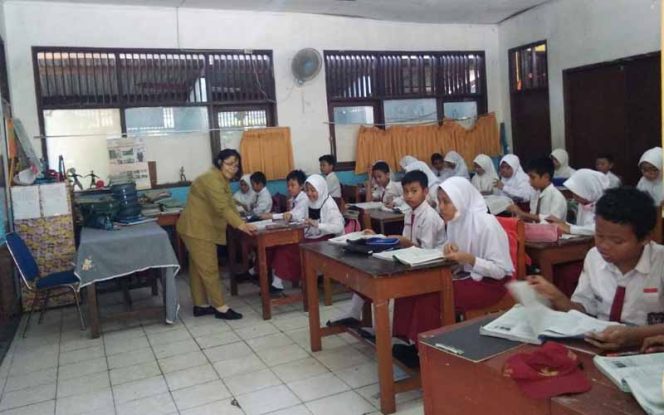 
					Siswa SDN Pondok Petir 01 sedang mengikuti PTS.