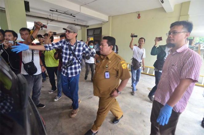 
					Satreskrim Polres Bogor mencokok Sekretaris DPKPP Kabupaten Bogor berinisial IR beserta lima orang lainnya.