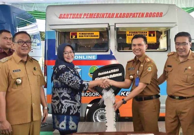 
					Ade Yasin Minta Warga Taat Pajak