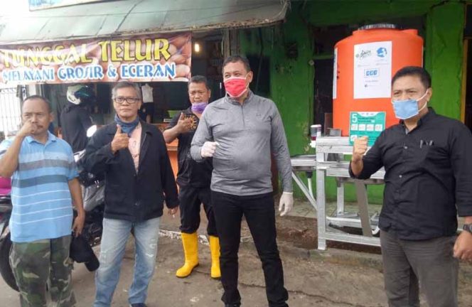 
					Tri Adhianto selaku Wakil Wali Kota Bekasi didampingi Sekretaris Kelurahan Jaka Sampurna, Edi Junaedi.