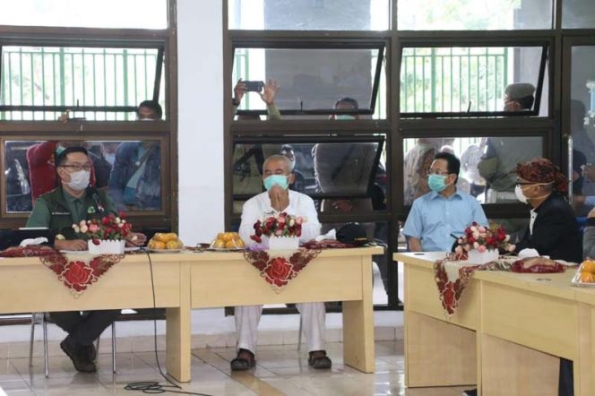 
					Gubernur Jawa Barat, Ridwan Kamil datang ke Stadion Patriot Chandrabaga guna melakukan koordinasi dengan Wali Kota Bekasi, Rahmat Efendi, Minggu, (22/3). 