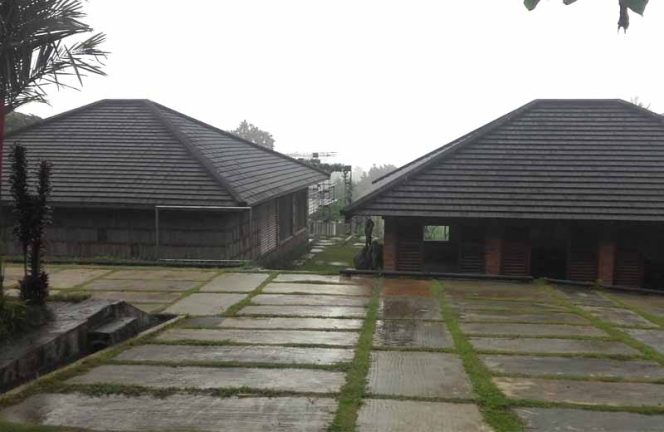 
					Keberadaan bangunan tak berizin alias ilegal.