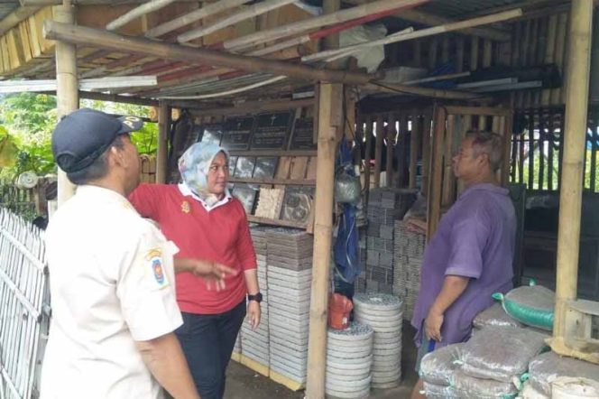 
					Camat Medan Satria Lia Erlina menyamar sebagai pembeli.