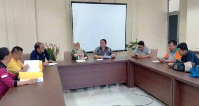 
					Konferensi pera terkait Instruksi Bupati Bogor Nomor 90 Tahun 2020 Tentang Peningkatan Kewaspadaan Terhadap Risiko Penularan Infeksi Corona Virus.