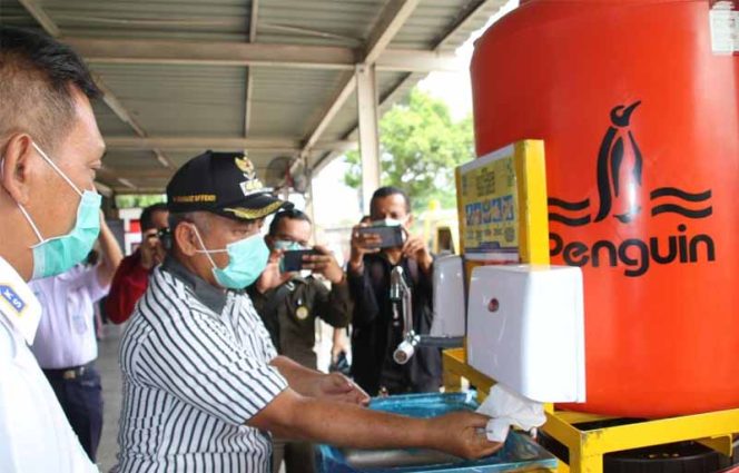 
					Wali Kota Bekasi, Rahmat Effendi mencoba cuci tangan di wastafel portable.