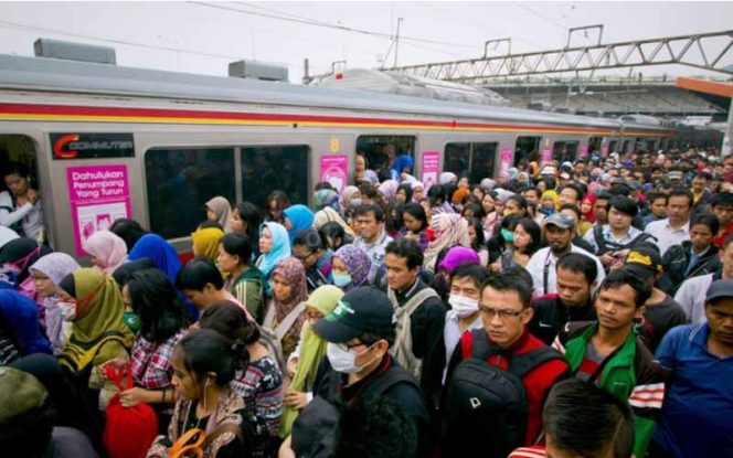 
					Ttransportasi massal Kereta Rel Listrik (KRL) Commuter Line yang selalu penuh dengan penumpang. (FOTO : Istimewa)