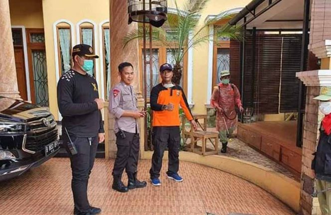 
					Polsek Bekasi Selatan bersama dengan unsur aparatur Kelurahan Jakasetia, melakukan kegiatan penyemprotan disinfektan.