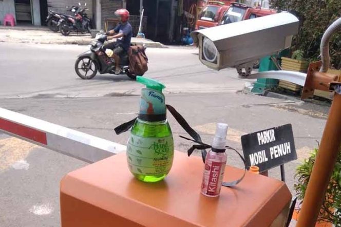 
					Pertokoan Kranji Semprotkan Disinfektan dan Sediakan Handsinitizer.