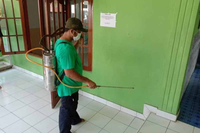 
					Sejumlah Fasilitas Publik Disemprot Disinfektan