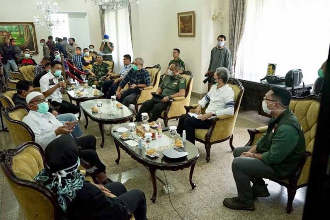 
					Rapat untuk menyiapkan rencana pelaksanaan rapid test di Rumah Dinas Wali Kota Bogor Jalan Pajajaran.