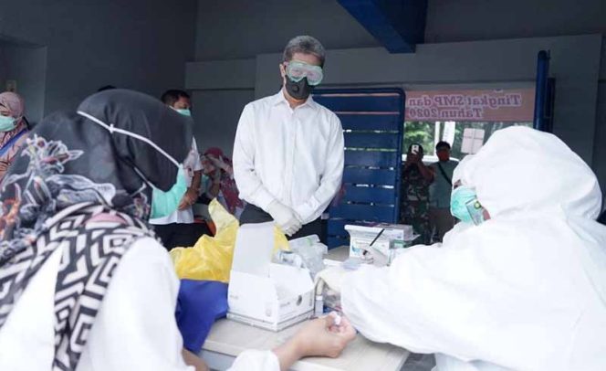 
					Wakil Wali Kota Bogor, Dedie A. Rachim mengecek lokasi tes rapid covid-19.