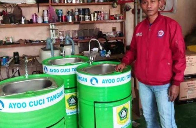 
					Dedi Ahmadi, pelaku Usaha Kecil Menengah (UKM) binaan Dinas Koperasi dan Usaha Mikro (DKUM) Kabupaten Bogor, mengubah usaha tong sampahnya menjadi wastafel portable.