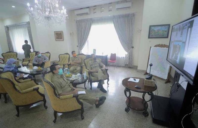 
					Plt Wali Kota Bogor Dedie Rachim usai berdialog dengan Gubernur Jawa Barat Ridwan Kamil melalui saluran video conference di Crisis Center Covid-19 Kota Bogor, Jalan Pajajaran, Senin (30/3).