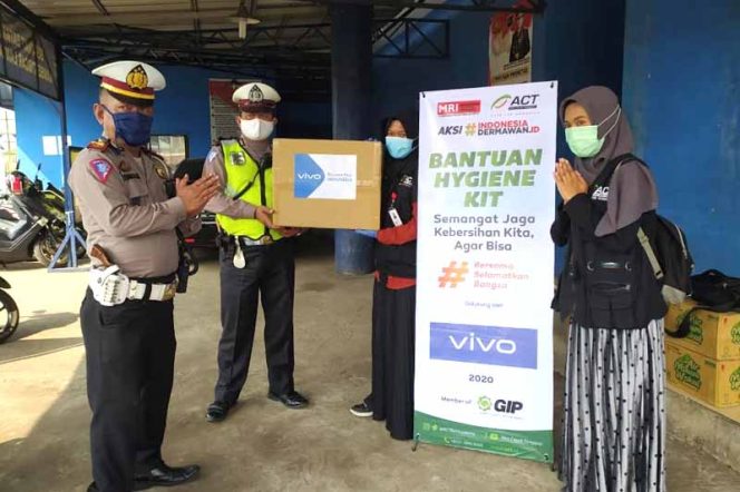 
					Lembaga Kemanusiaan ACT membagikan 28.000 masker gratis kepada masyarakat di Kota Bekasi, Kabupaten Bekasi, dan Kabupaten Karawang. 