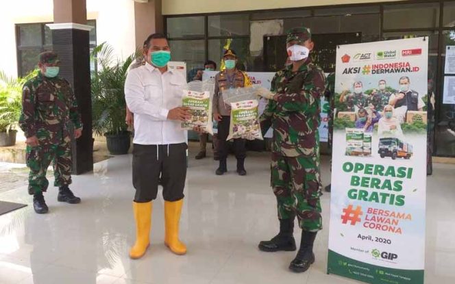 
					Aksi Cepat Tanggap (ACT) berkolaborasi dengan TNI lakukan operasi beras gratis, di Kecamatan Mustikajaya, Kota Bekasi, Kamis, (2/4).