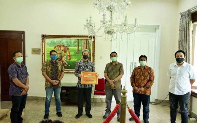 
					Wakil Wali Kota Bogor, Dedie A Rachim menerima langsung bantuan dari Cluster Head Adira Finance Kota Bogor Teddy Arif berupa uang tunai sebesar Rp 50 juta, APD medis, Hand Sanitizer.