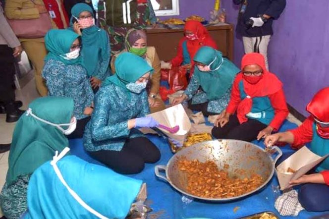 
					Atalia Turun Gunung Tinjau Dapur Umum