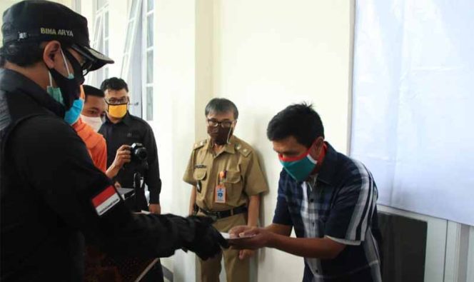 
					Wali Kota Bogor, Bima Arya memberikan BLT kepada warga