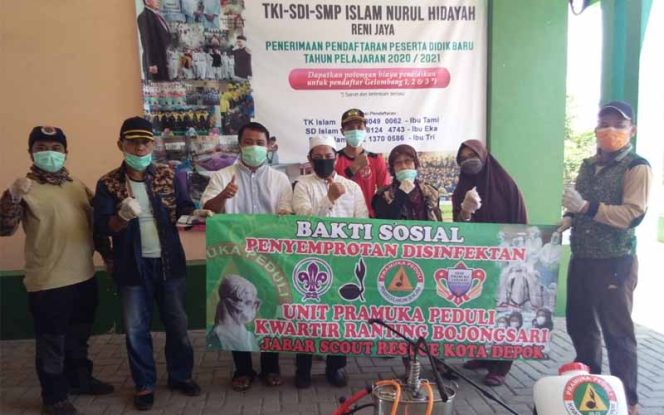 
					Usai menyemprot Ka Kwaran Pramuka Bojongsari, Ketua Yayasan Nurul Hidaya, Kepala Sekolah dan guru serta anggota Pramuka pose bersama.
