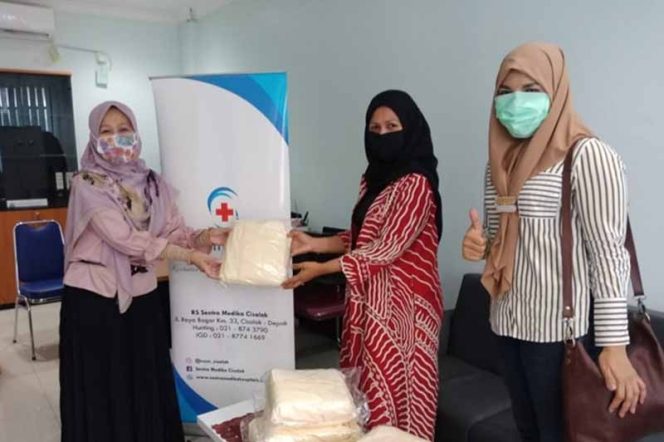 
					Ketua Bamusi Depok Hj. Afifah Alia, ST (tengah) berikan bantuan APD tim medis Rumah Sakit Sentra Medika Cimanggis Depok.