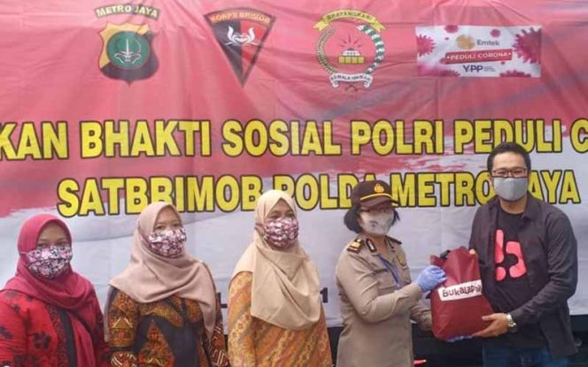 
					Brimob Salurkan Bantuan untuk Warga Terdampak Corona
