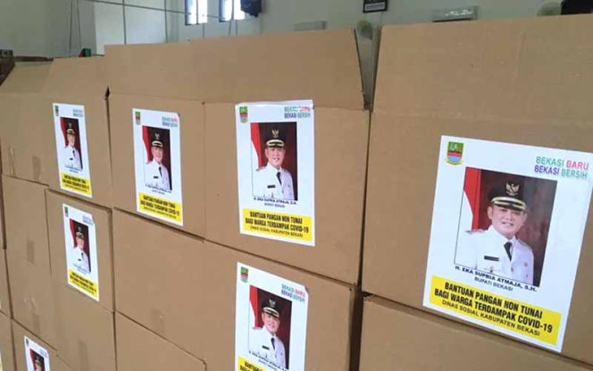 
					Bansos sembako untuk warga diberi label atau stiker Bupati Bekasi Eka Supria Atmaja.