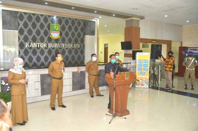 
					Bupati Bekasi Eka Supria Atmaja dalam konferensi pers yang digelar di lobi utama Gedung Bupati, Cikarang Pusat, Senin (13/4).