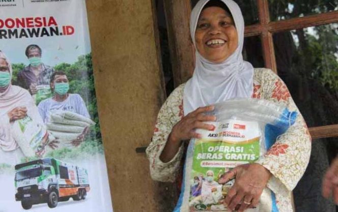 
					Usaha Vila Merosot, ACT Turun Bawa Beras Gratis