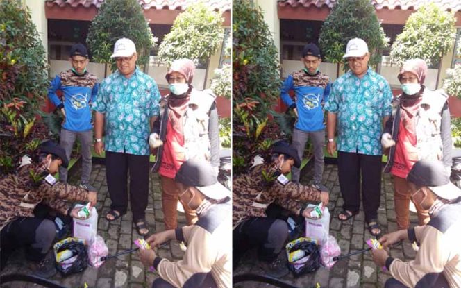 
					Sejumlah petugas sedang membuat disinfektan untuk disemprot di SDN Pondok Petir 02.
