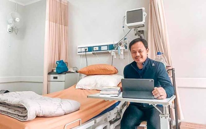 
					Kondisi Wali Kota Bogor Bima Arya dinyatakan membaik dan kini menunggu hasil swab test kedua.