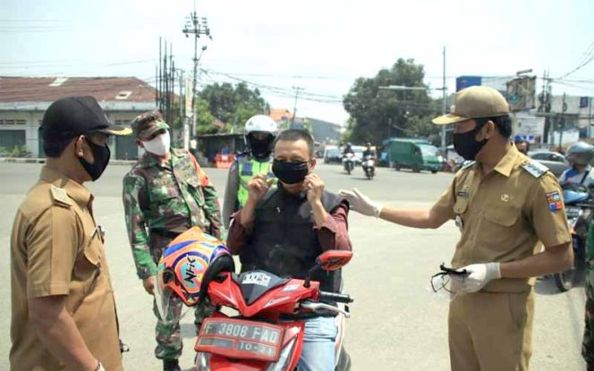 
					Camat Bogor Utara Rahmat Hidayat (kanan) terus sosialisasikan PSBB