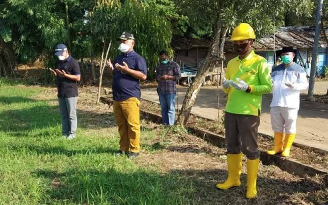 
					Tampak Wali Kota Rahmat Effendi bersama empat orang lainnya menyaksikan prosesi pemakaman itu dari kejauhan. Sambil memanjatkan doa.