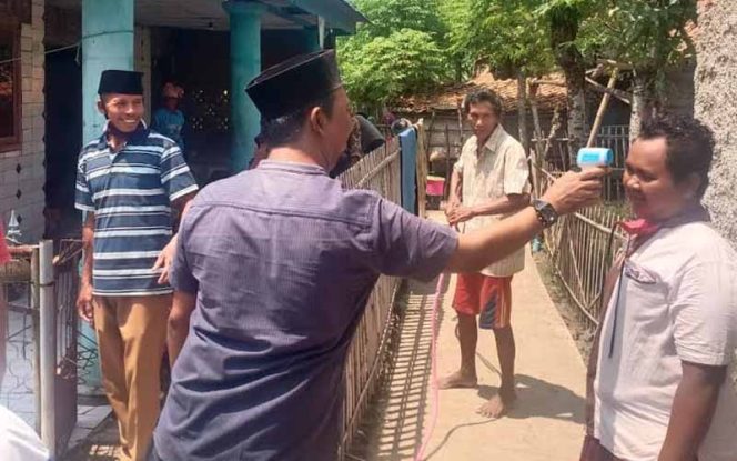 
					Satgas relawan Desa Medangasem sasar warga lakukan pengecekan suhu tubuh.