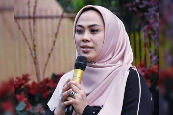 
					Bupati Karawang Cellica Nurrachadiana