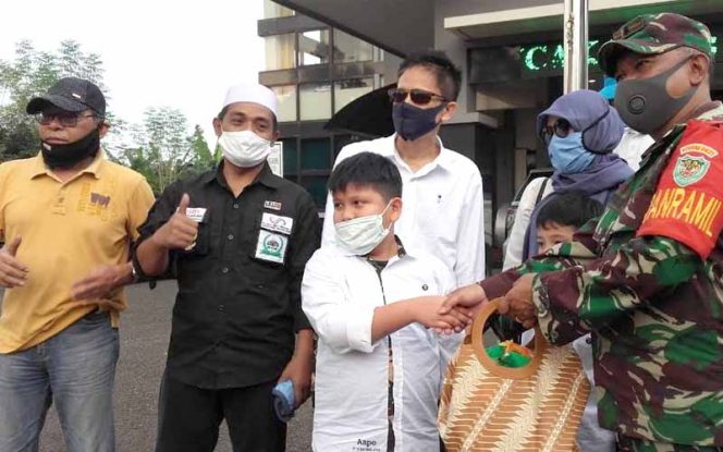 
					PT Diaz Biro Persada melakukan aksi sosial dengan membagikan ratusan masker kepada pengendara di Jalan Kopeng.