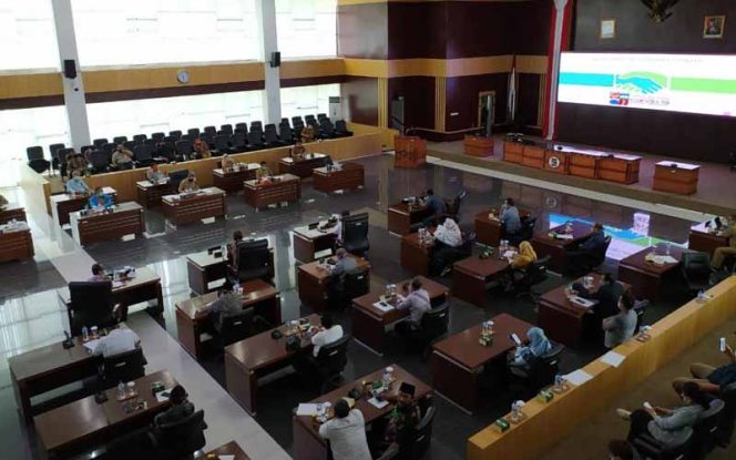 
					Pemkot dengan DPRD Kota Bogor melakukan rapat di ruang paripurna, lantai 4 gedung DPRD Kota Bogor, Jalan Pemuda, Kecamatan Tanah Sareal, Selasa (7/4).